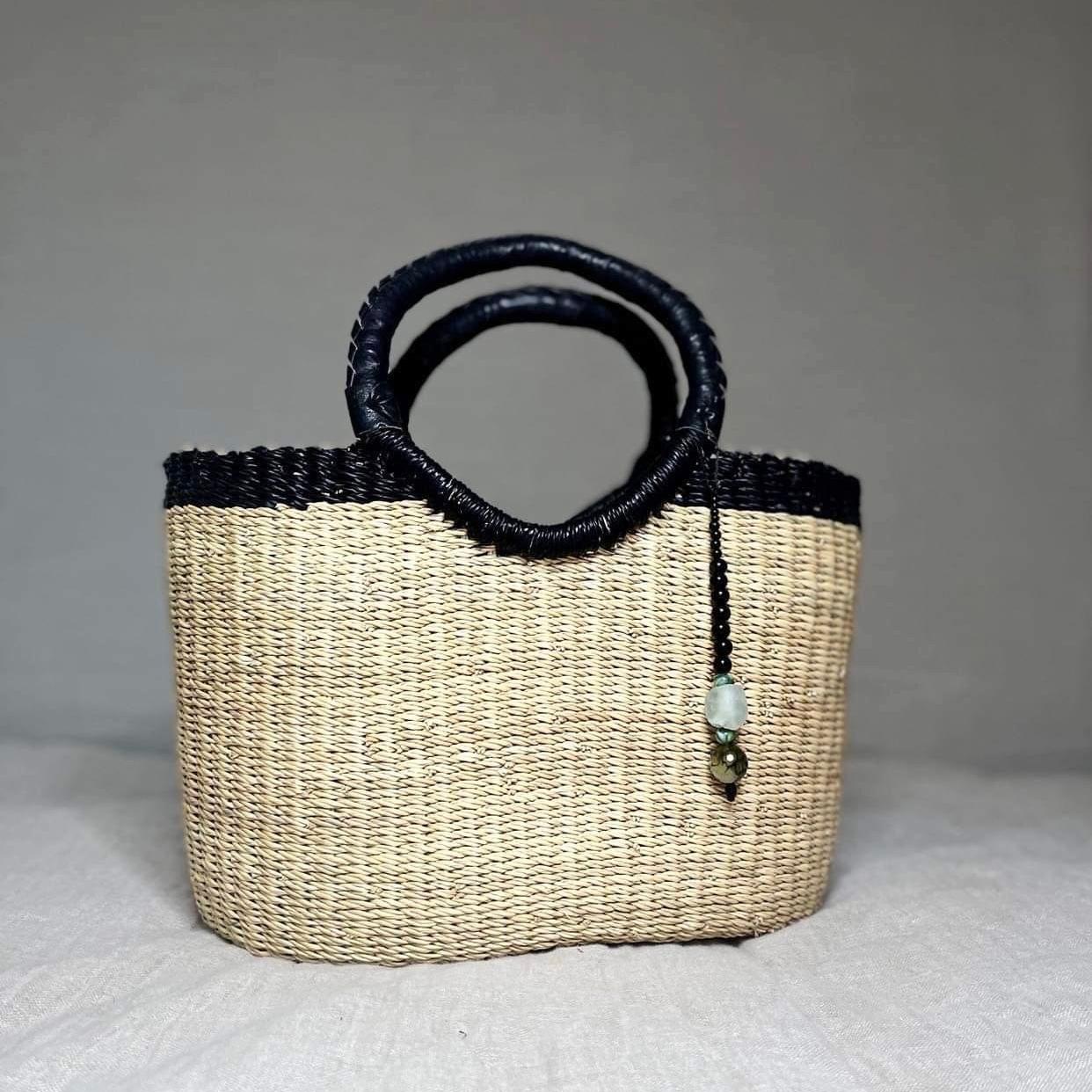 KAREN veske i natur og sort med anheng