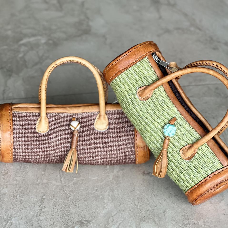 Sylinderveske håndlaget sisal og skinn fra Kenya