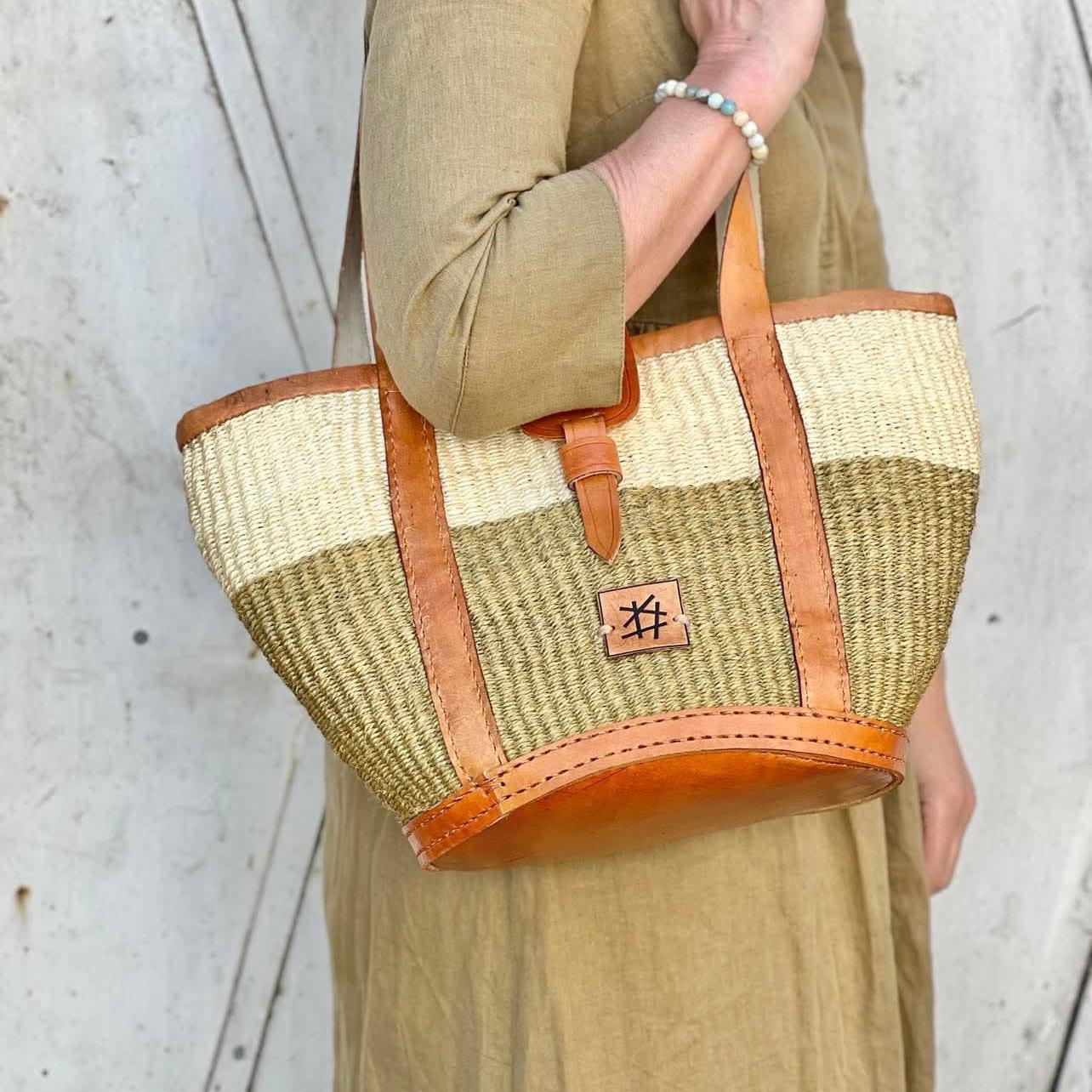 Skulderveske i sisal og skinn - Designet av Savannen