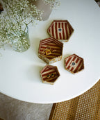 Liten treboks i håndtrykket stoff