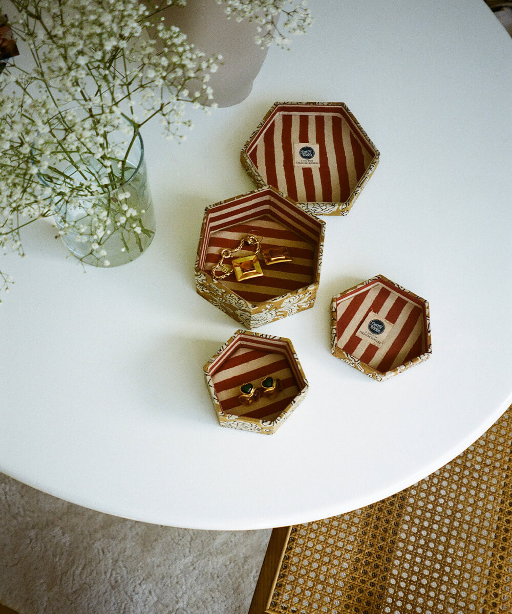 Liten treboks i håndtrykket stoff