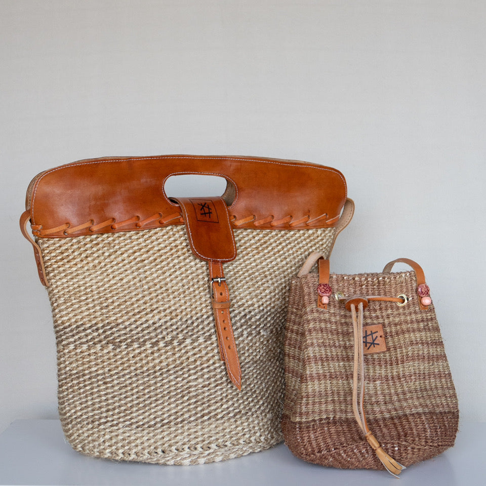 Stor skulderveske i sisal og skinn - Designet av Savannen