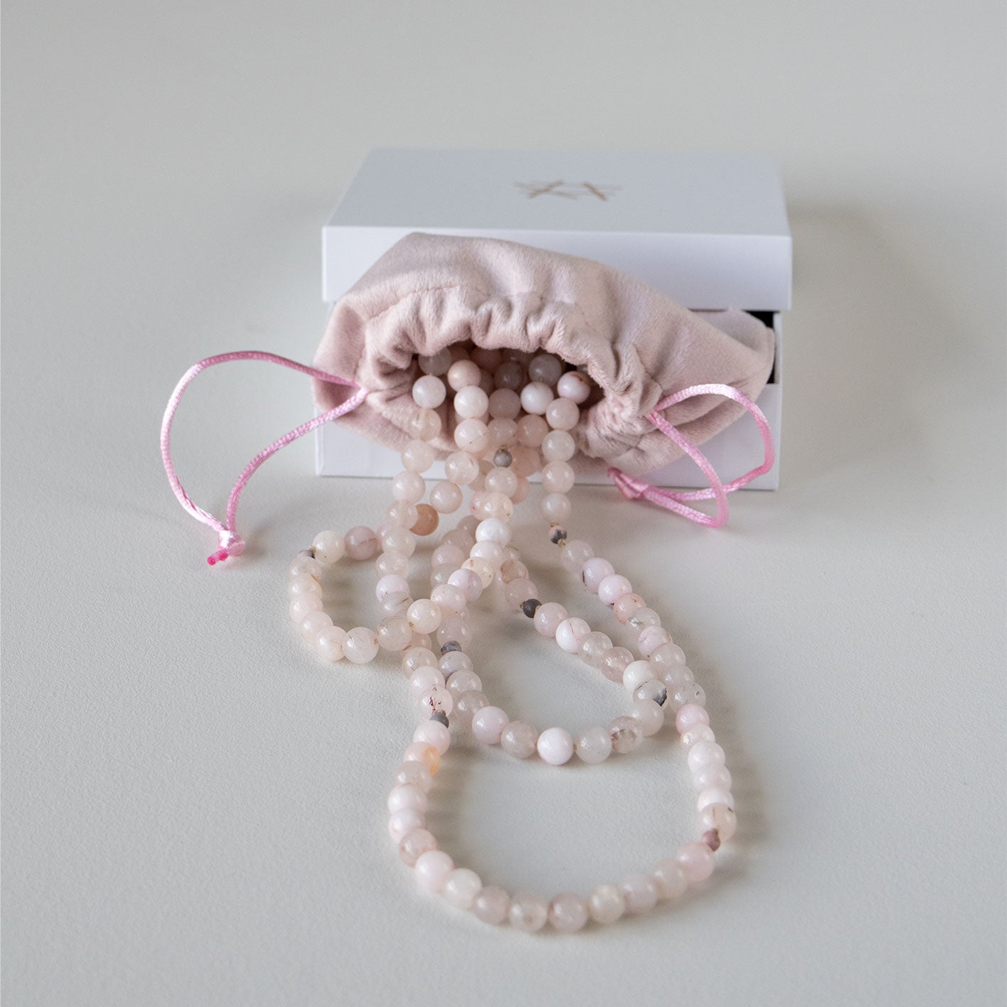 Halskjede med halvedelstener - Rosenkvarts