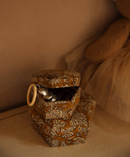 Liten treboks i håndtrykket stoff