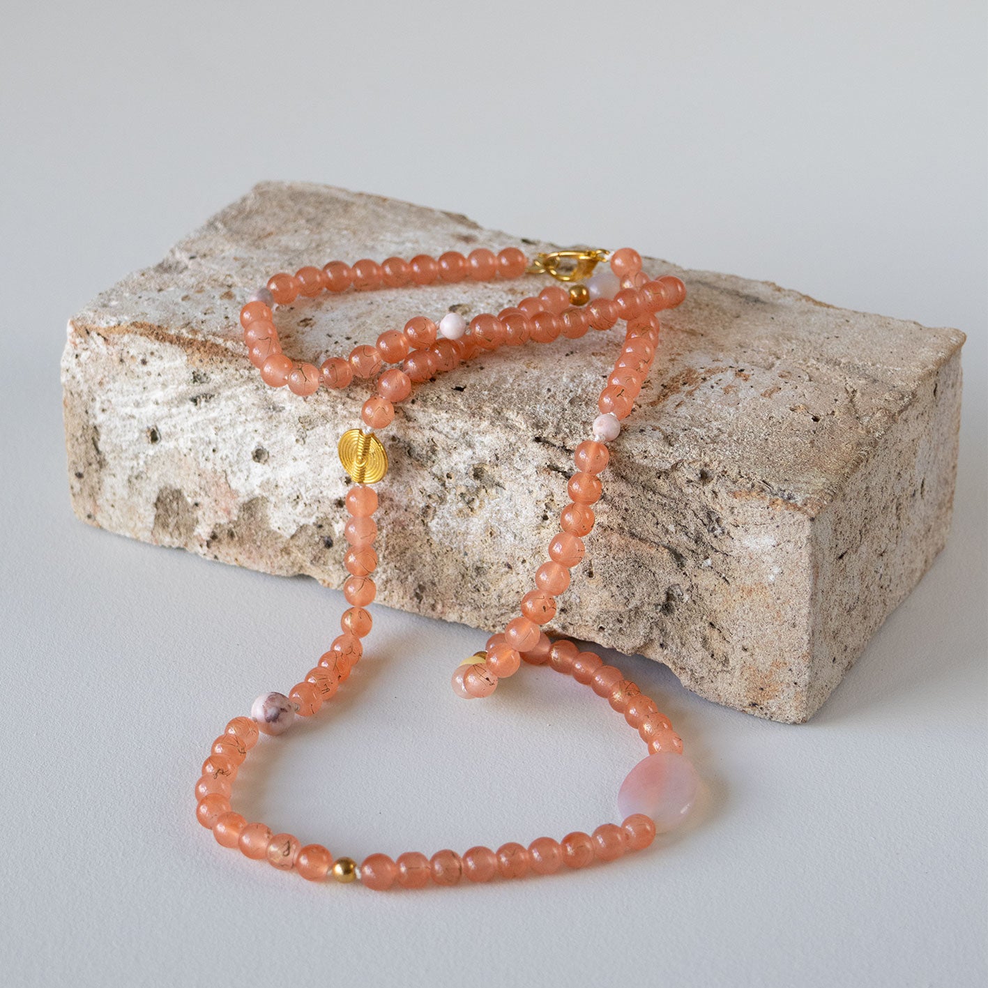 Halskjede med halvedelstener - Solsten