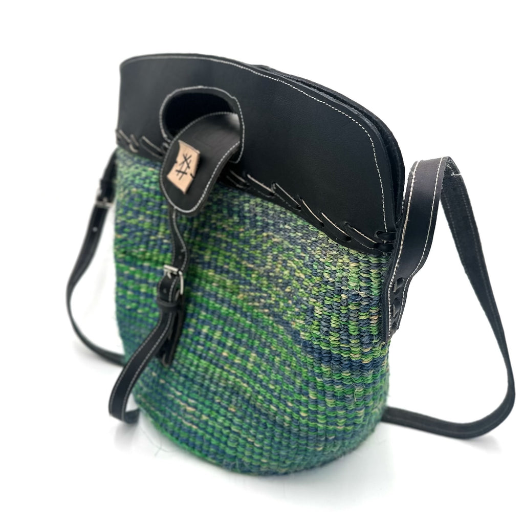 Stor skulderveske i sisal og skinn - Designet av Savannen