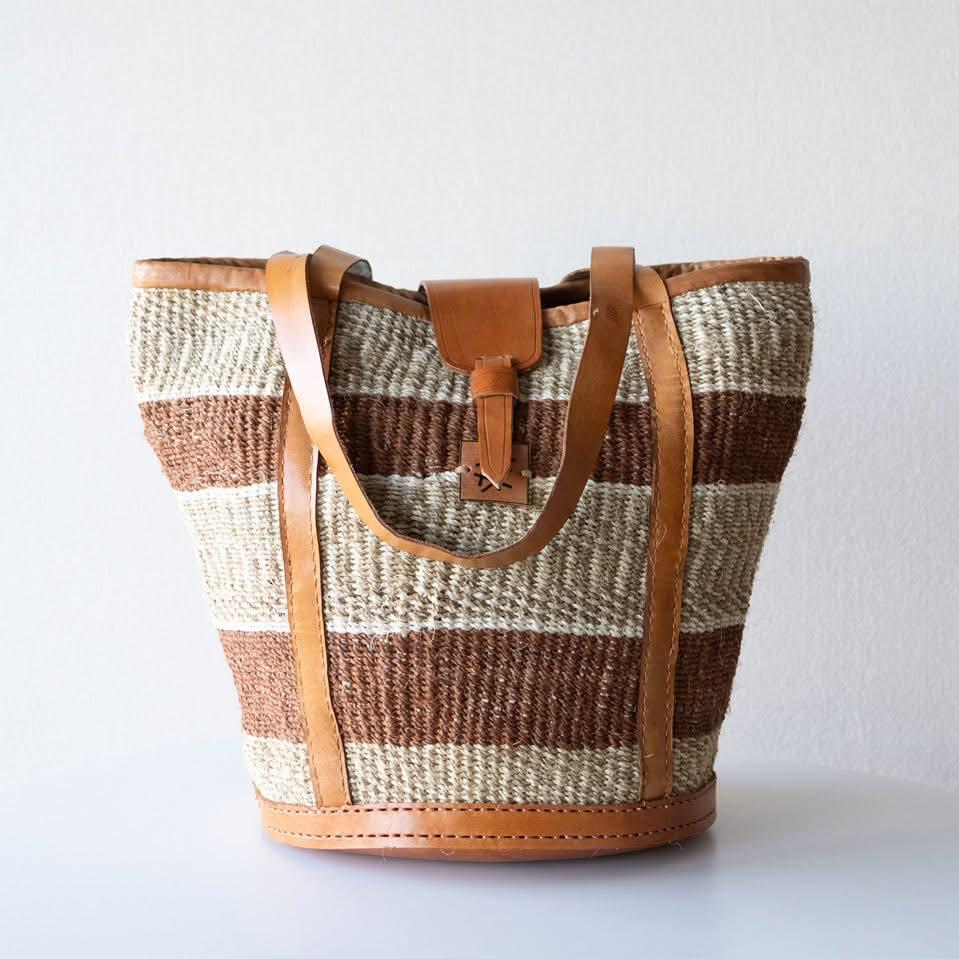 Skulderveske i sisal og skinn - Designet av Savannen