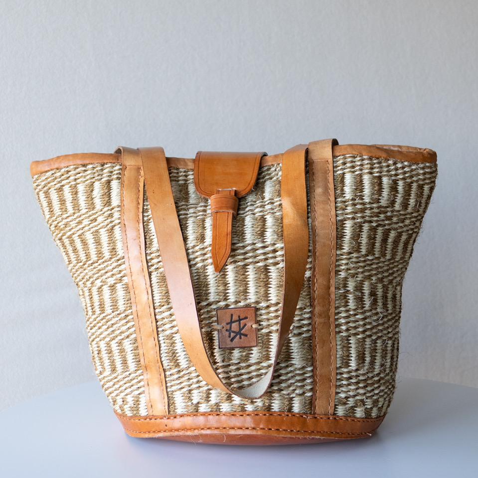 Skulderveske i sisal og skinn - Designet av Savannen