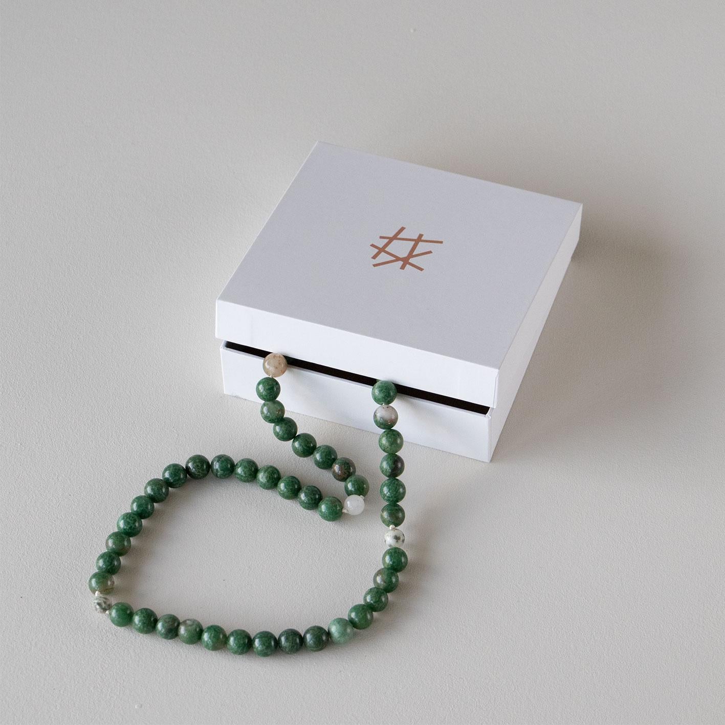 Halskjede med halvedelstener - Jade og hvit agat