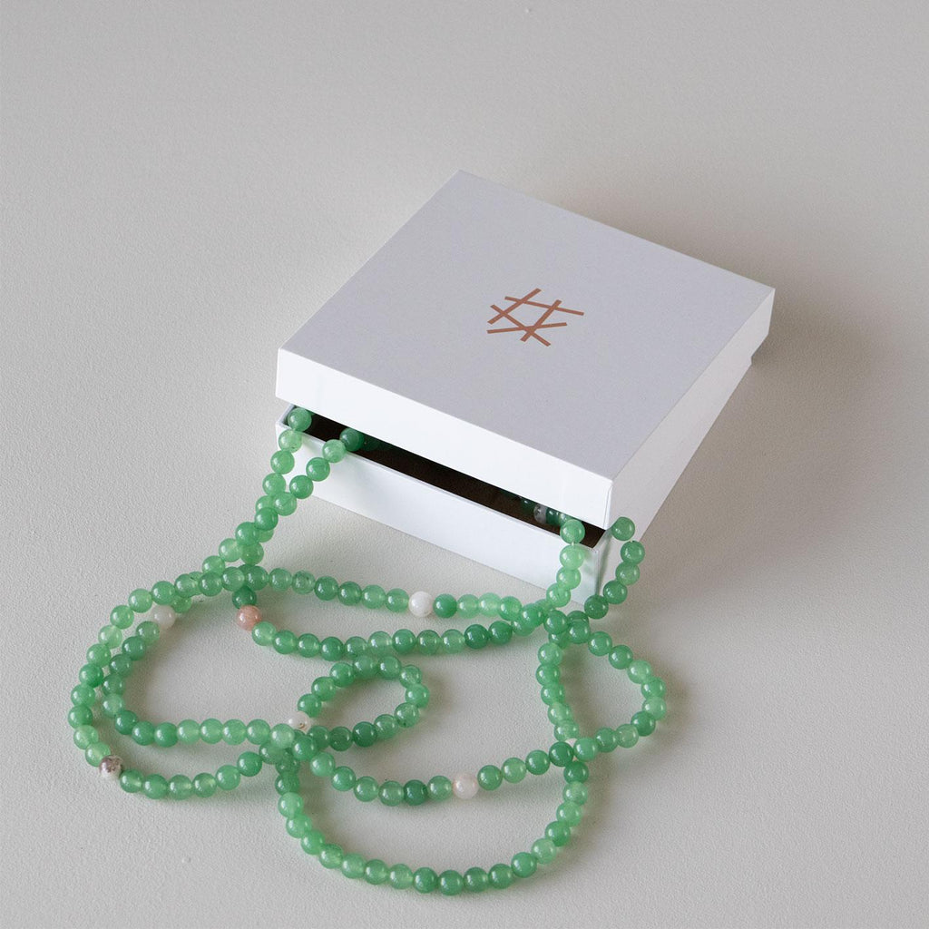 Halskjede med halvedelstener - Lys grønn jade