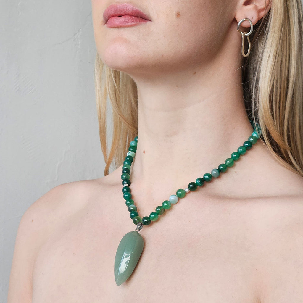 Halskjede med halvedelstener - Jade