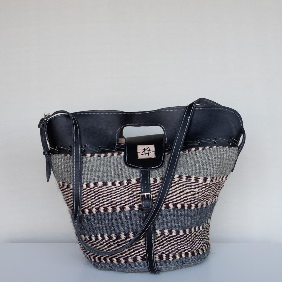 Stor skulderveske i sisal og skinn - Designet av Savannen