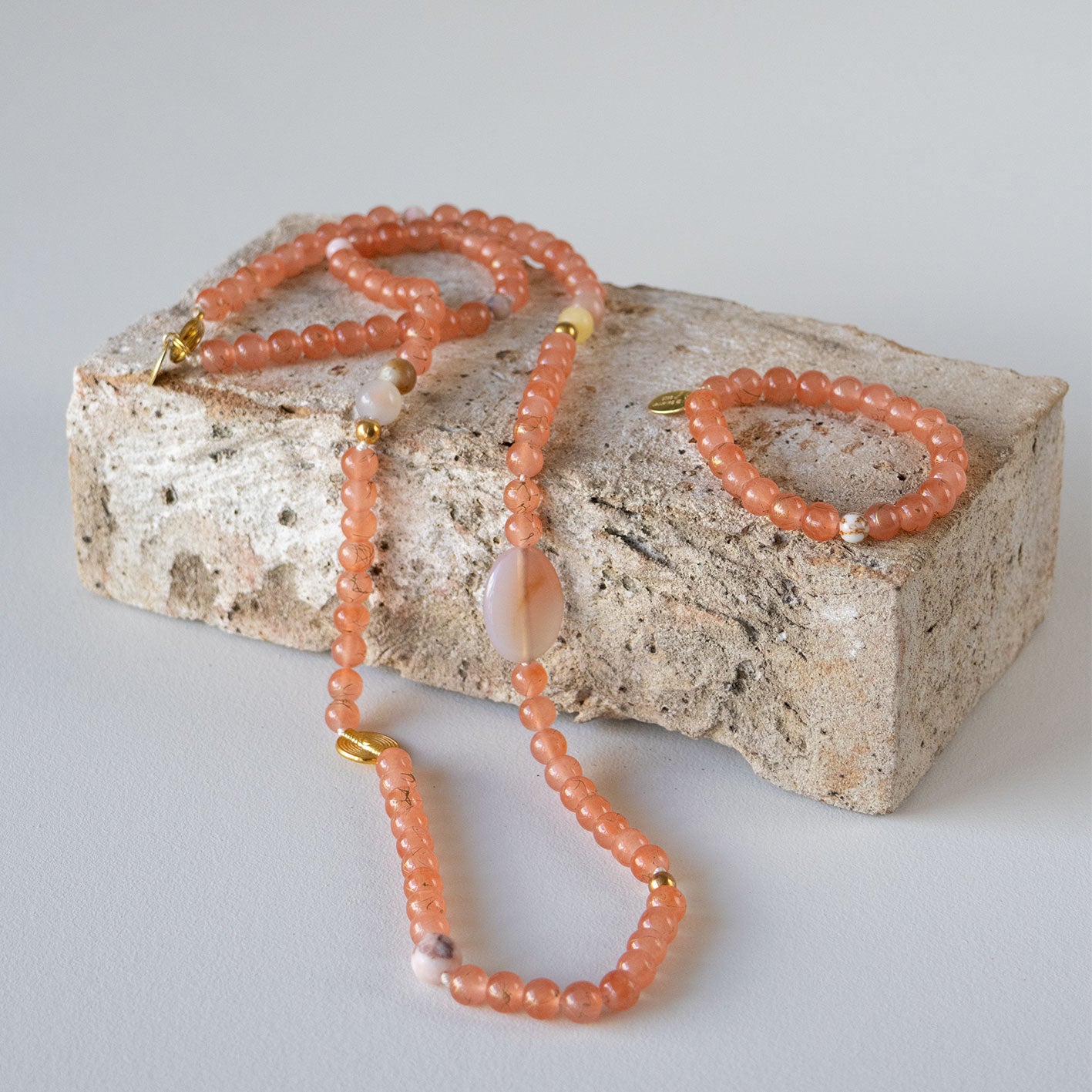 Halskjede med halvedelstener - Solsten