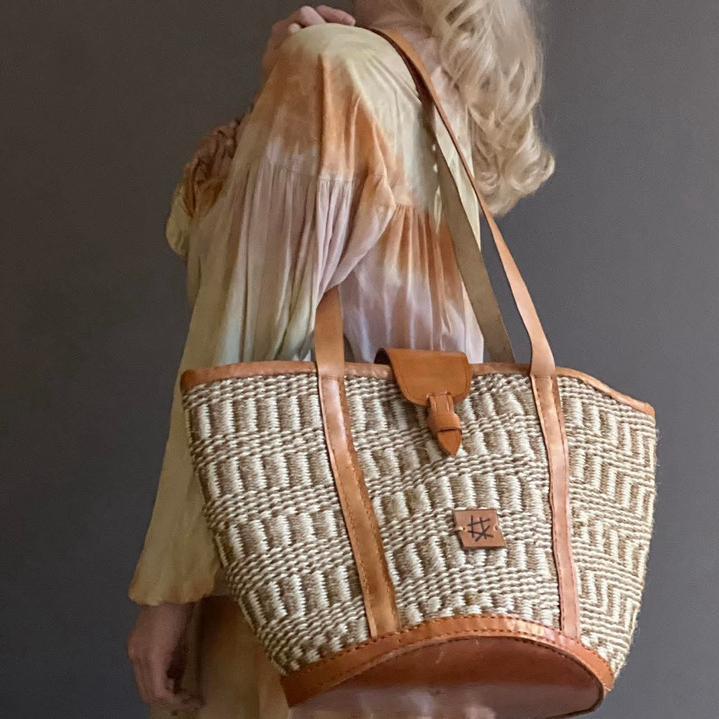 Skulderveske i sisal og skinn - Designet av Savannen