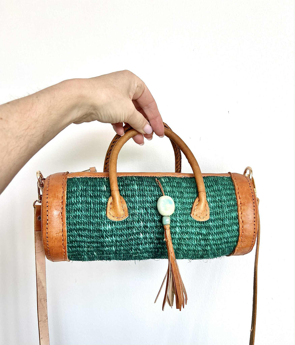 Cylindertaske håndlavet sisal og læder fra Kenya