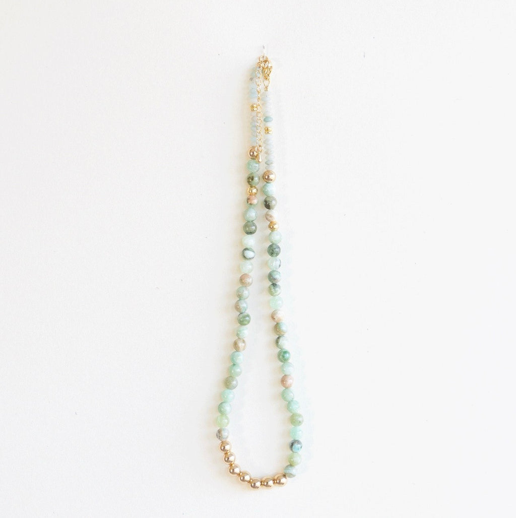 Halskjede med halvedelstener - Lys grønn angelitt