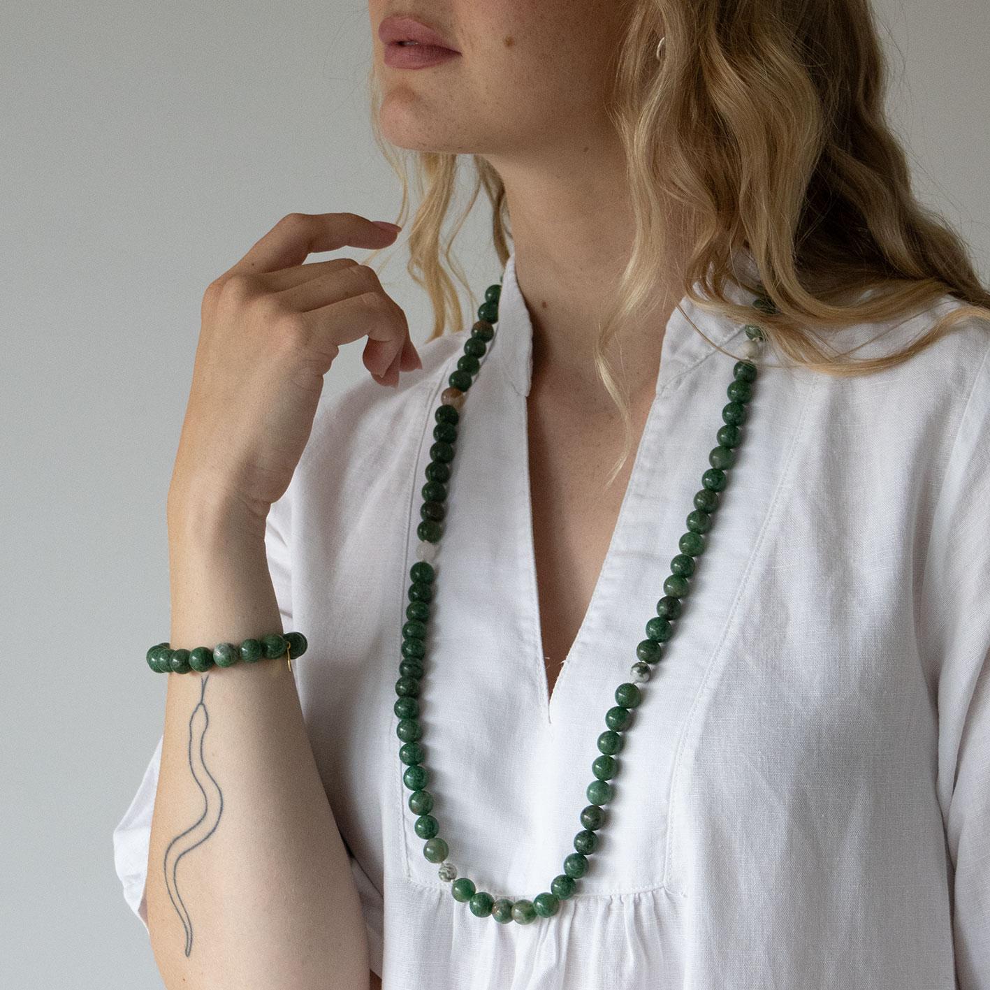 Halskjede med halvedelstener - Jade og hvit agat