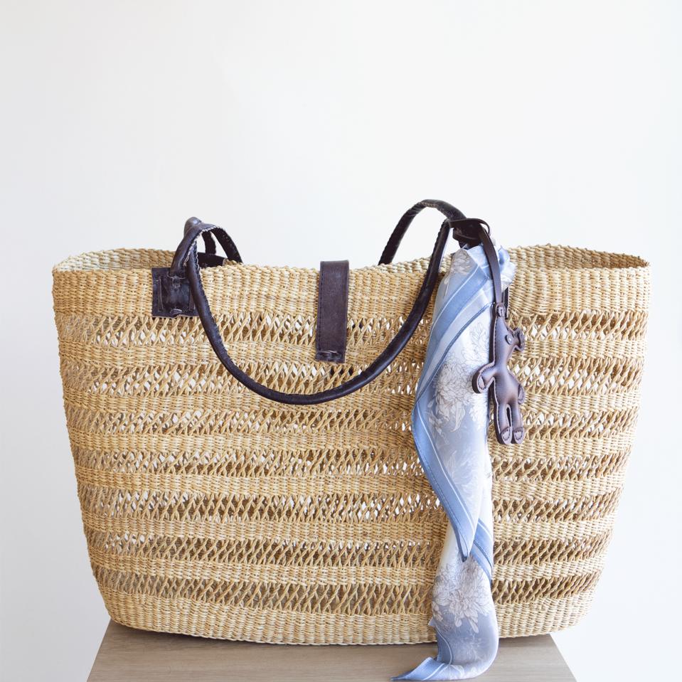 Stor Skulderveske med lang skinnrem, veskecharm og silkeskjerf