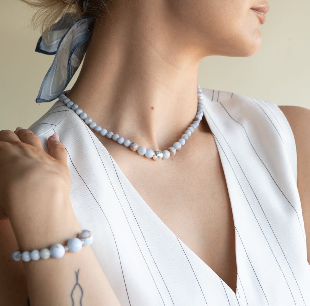 Halskjede med halvedelstener - Lys blå persisk agat