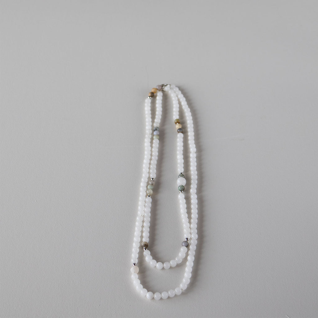Halskjede med halvedelstener - Hvit agat