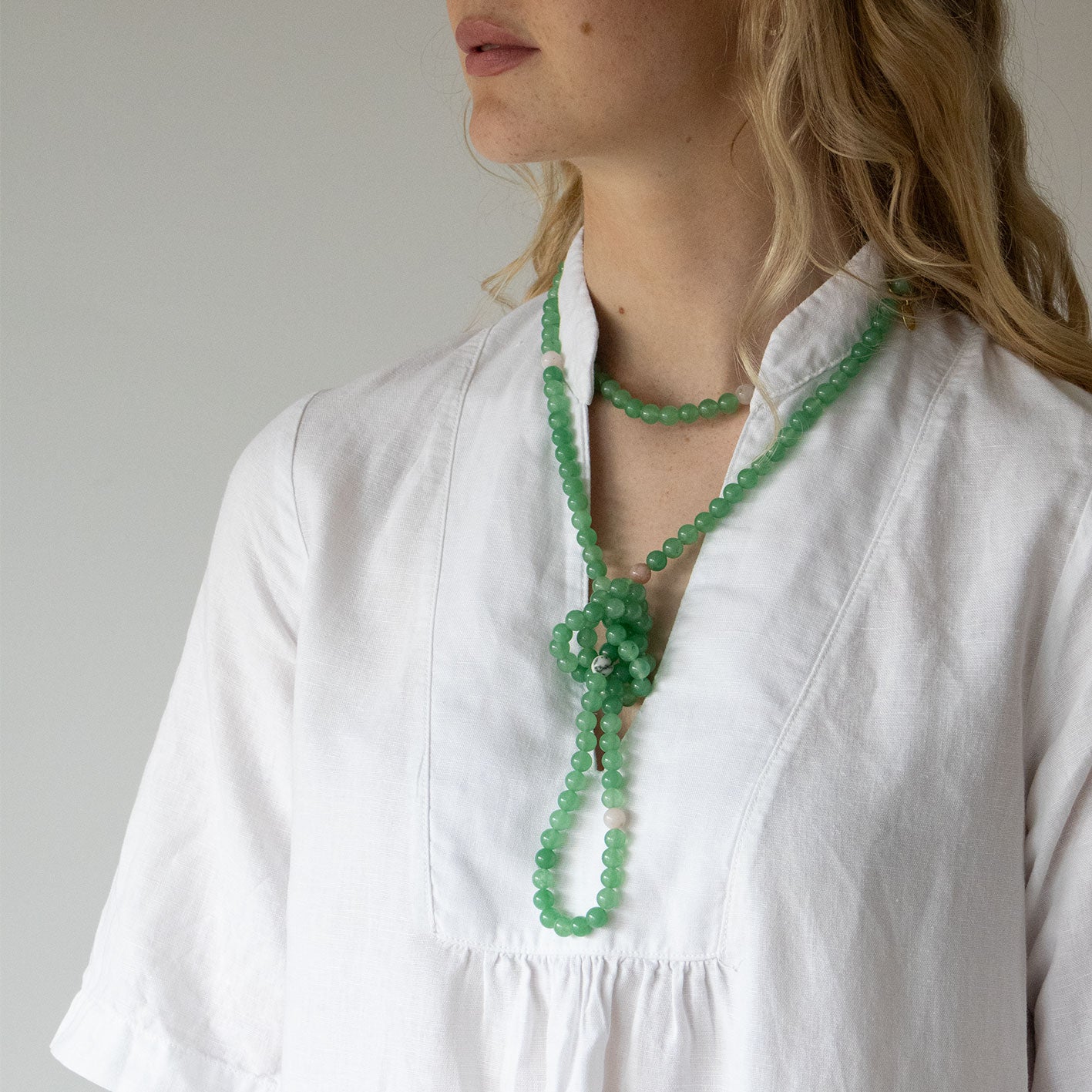 Halskjede med halvedelstener - Lys grønn jade