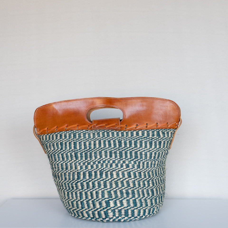 Stor skulderveske i sisal og skinn - Designet av Savannen