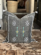 Marokkansk agavesilke putetrekk 50x50 i mørk brun med broderi i hvitt, skogsgrønt og solgult, ekte foto