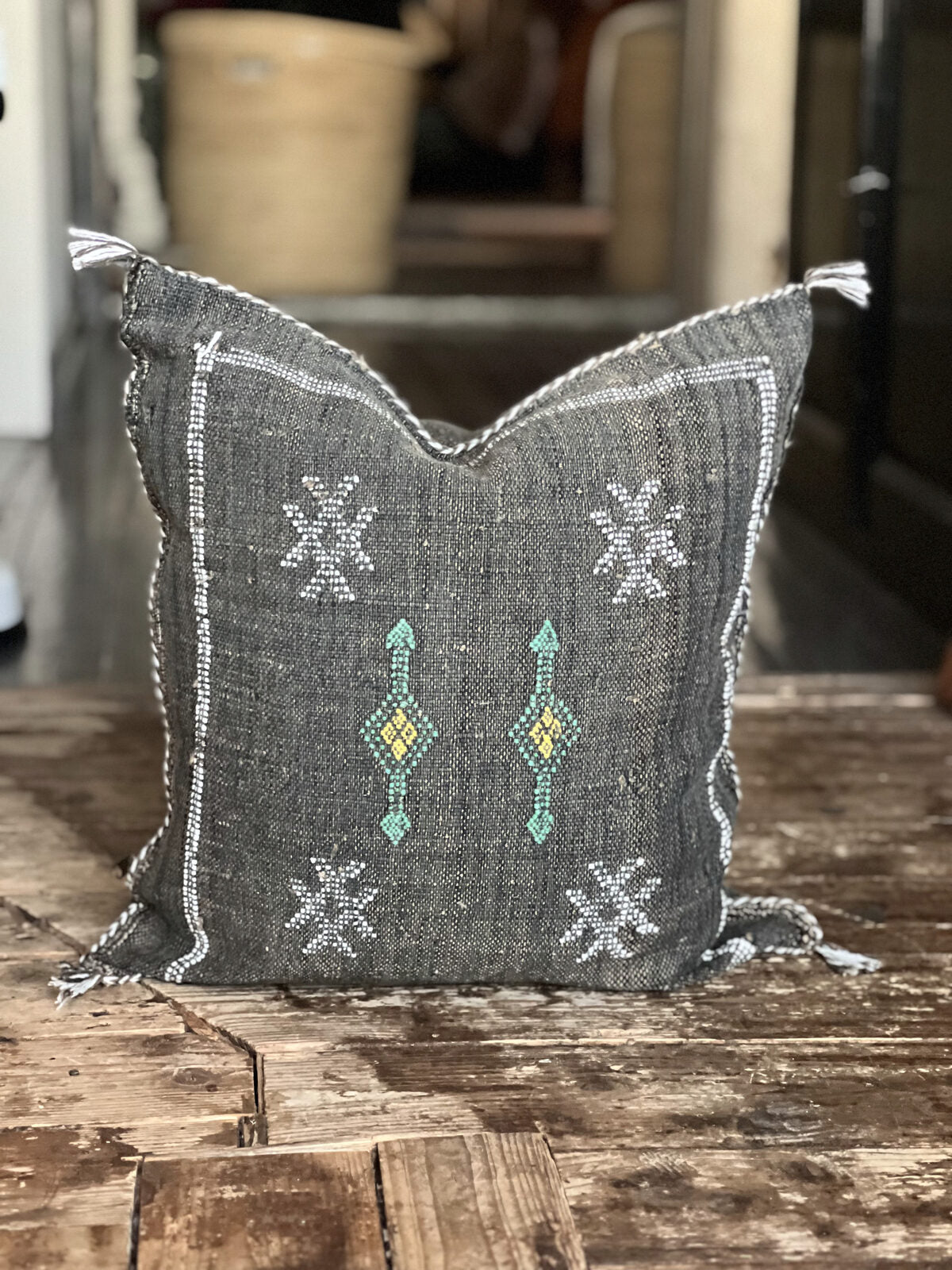 Marokkansk agavesilke putetrekk 50x50 i mørk brun med broderi i hvitt, skogsgrønt og solgult, ekte foto