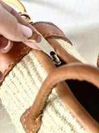 Cylindertaske håndlavet sisal og læder fra Kenya