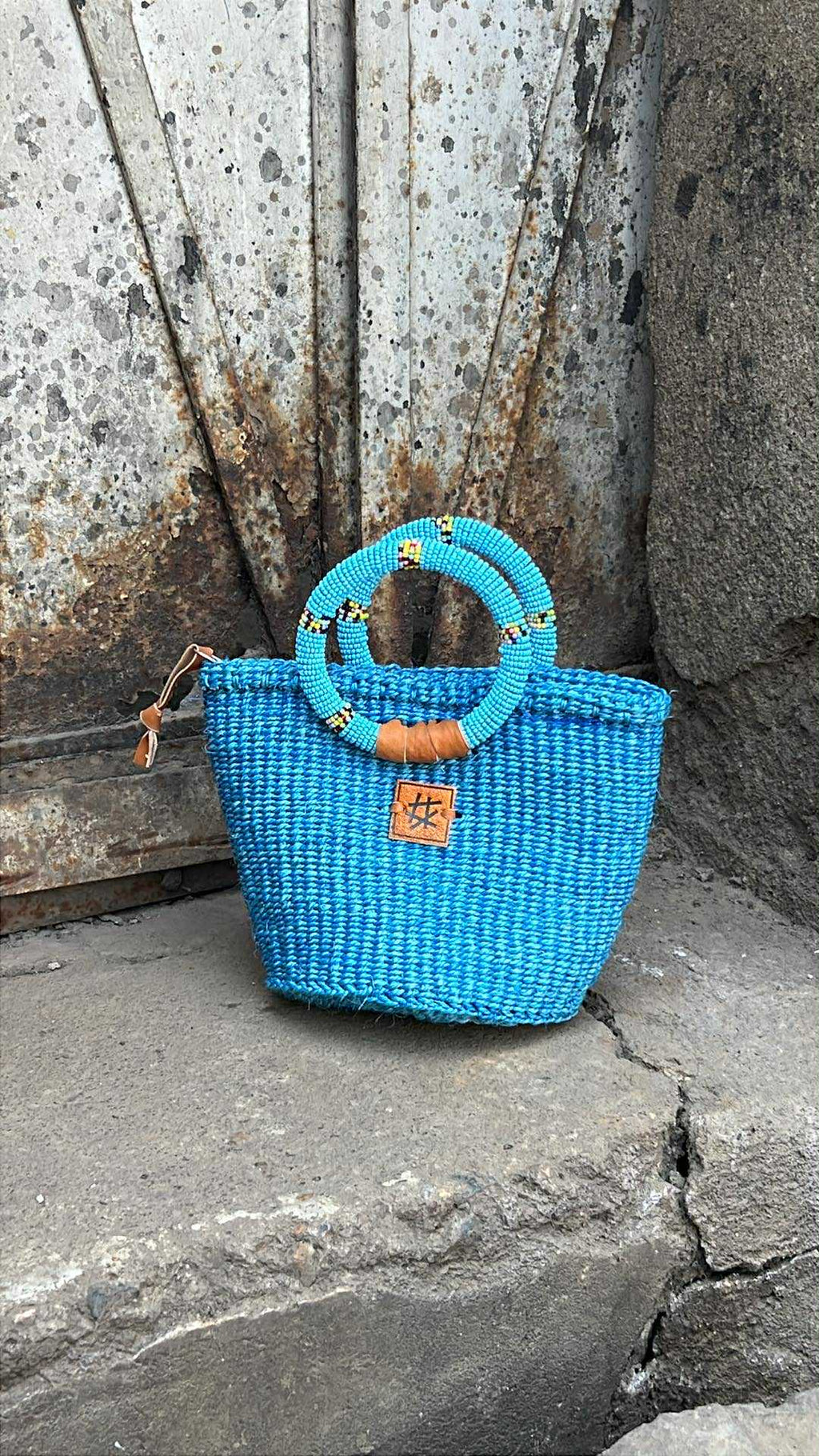 Liten veske med perlehåndtak