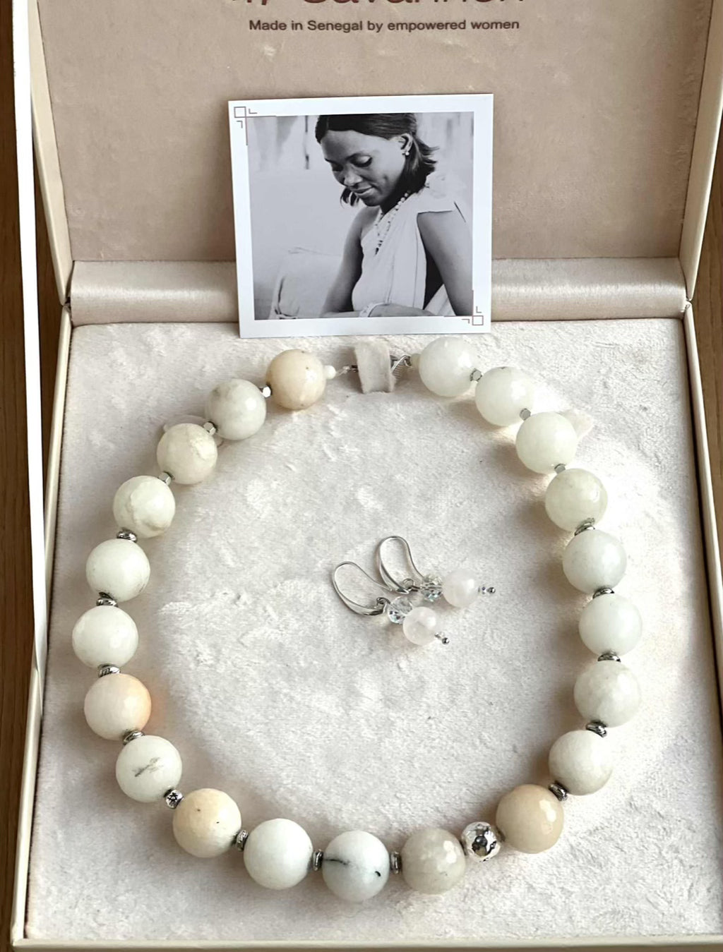 Halskjede med halvedelstener - Hvit agat