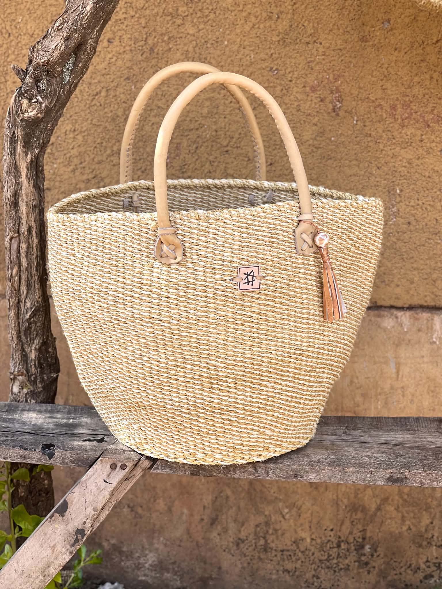 Skulderveske i sisal med veskecharm