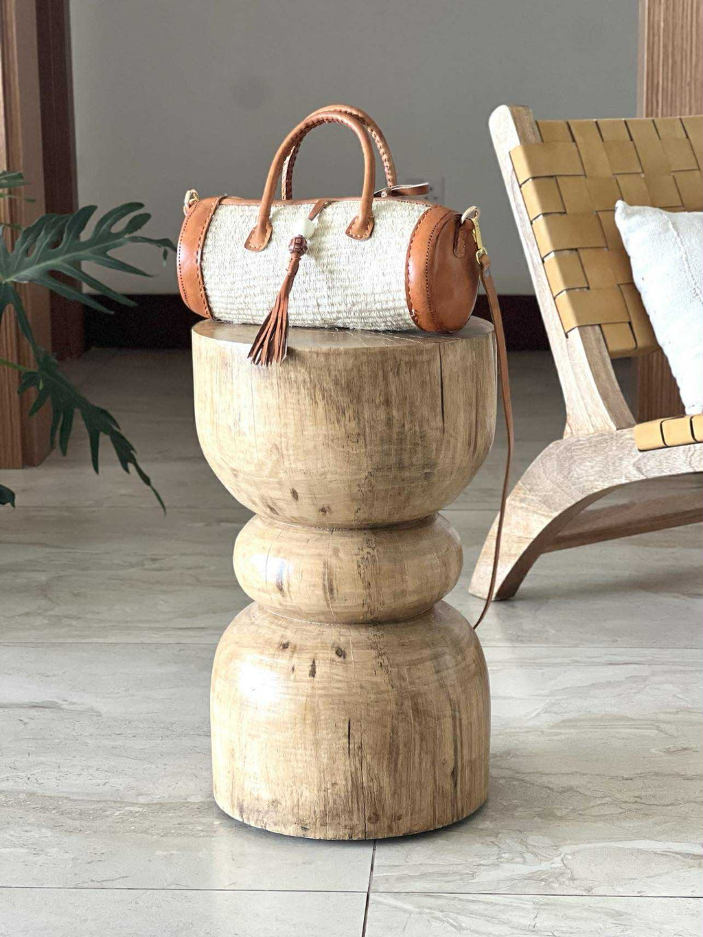 Cylindertaske håndlavet sisal og læder fra Kenya