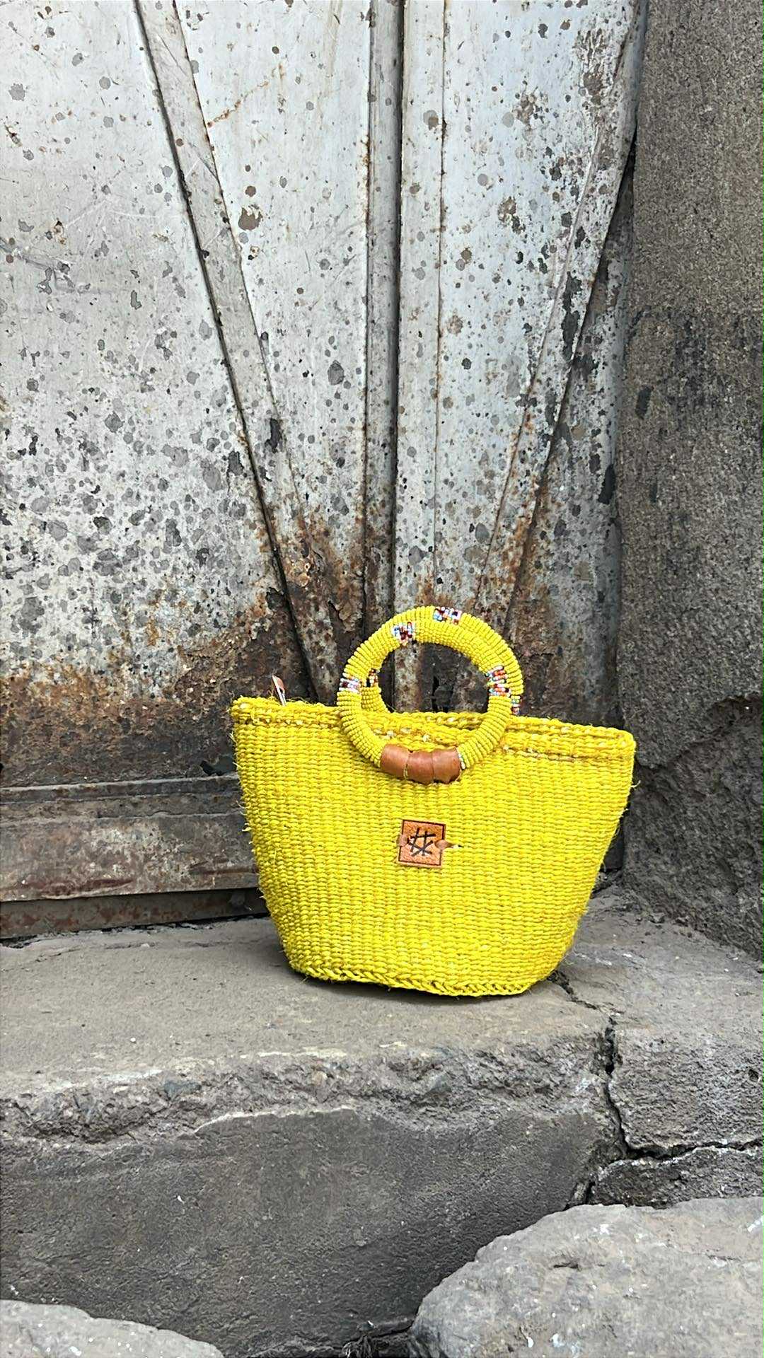 Liten veske med perlehåndtak