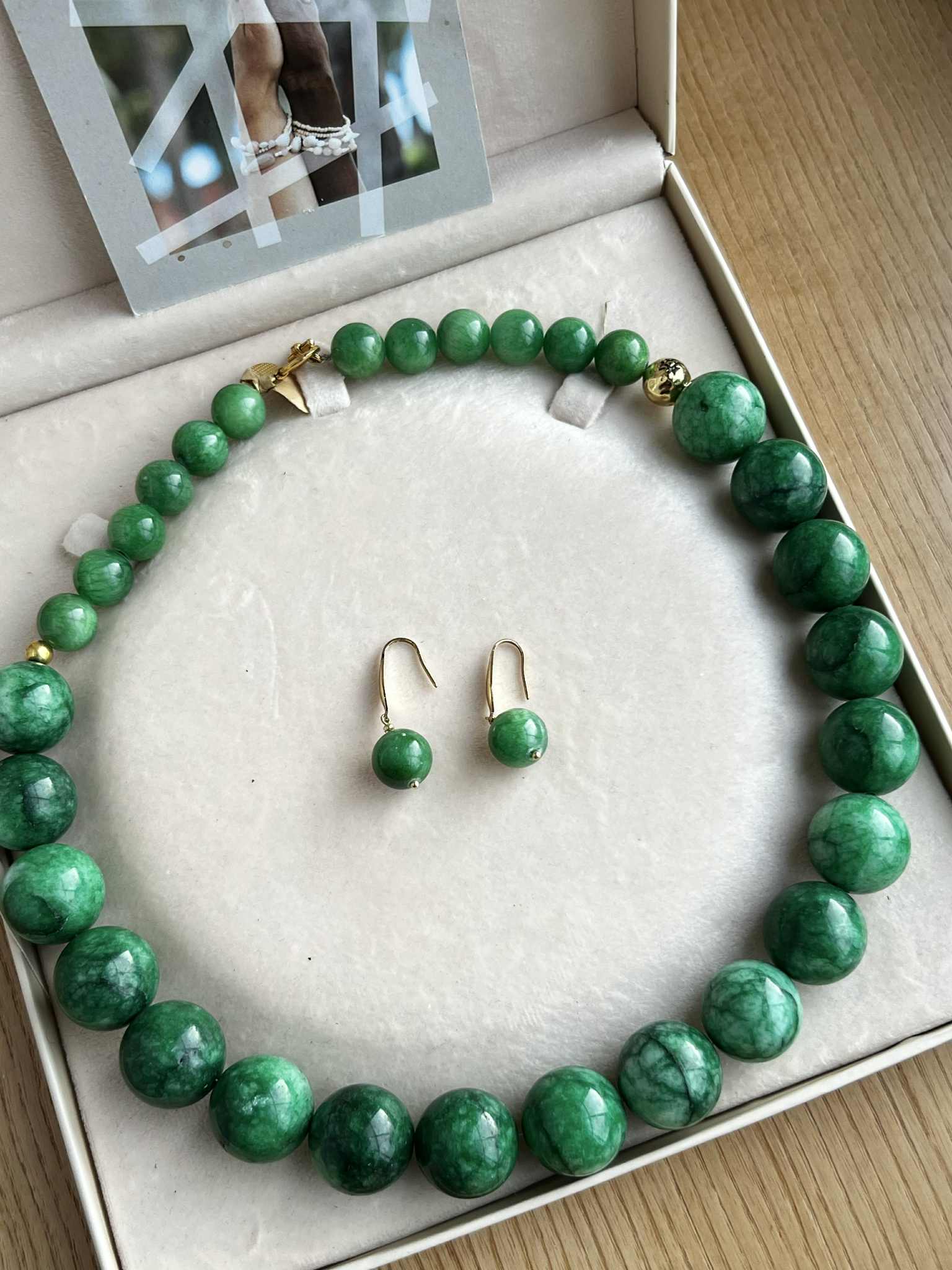 Halskjede med halvedelstener - Grønn jade