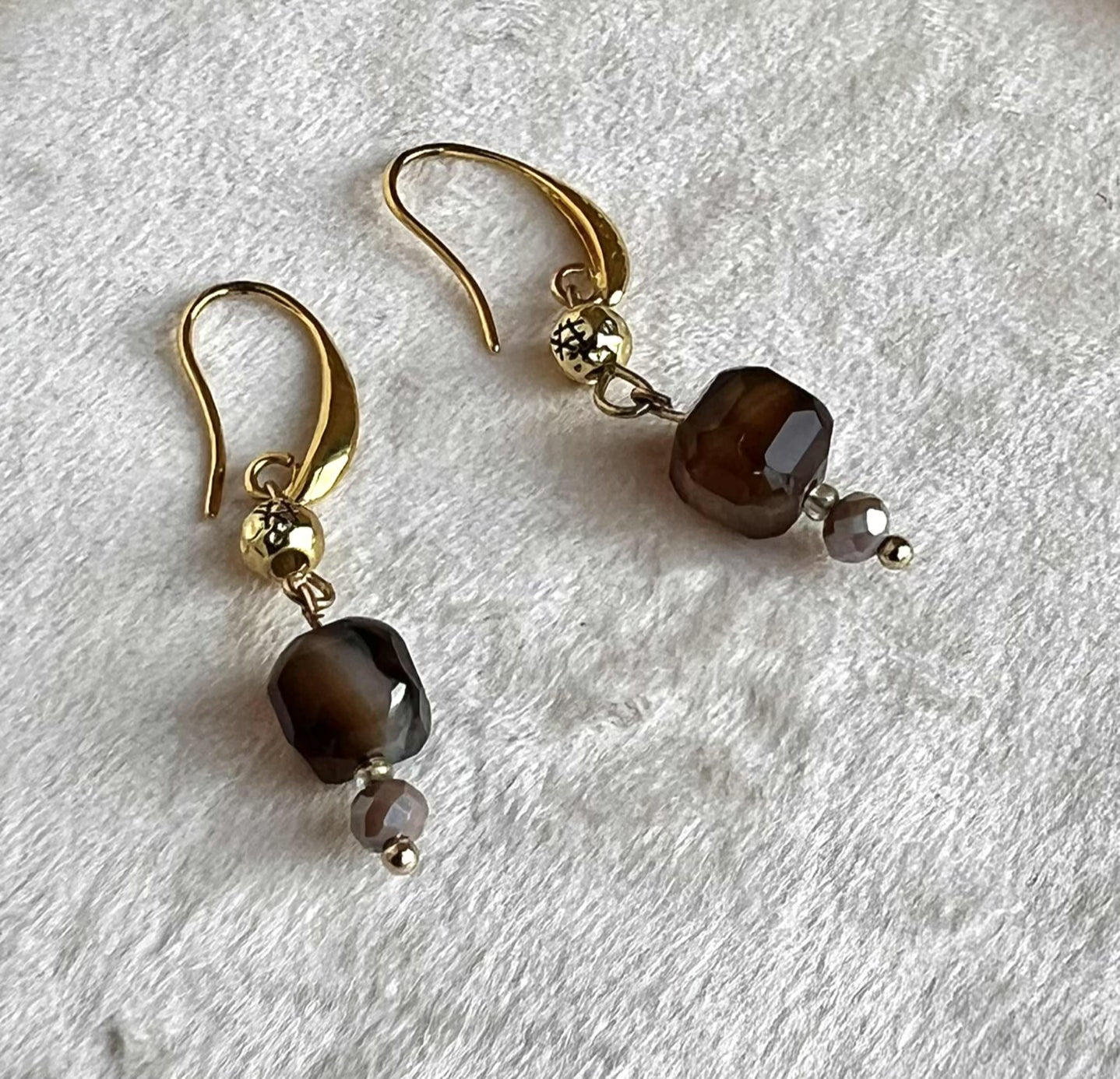 Øredobber med halvedelstener - Tigerøye