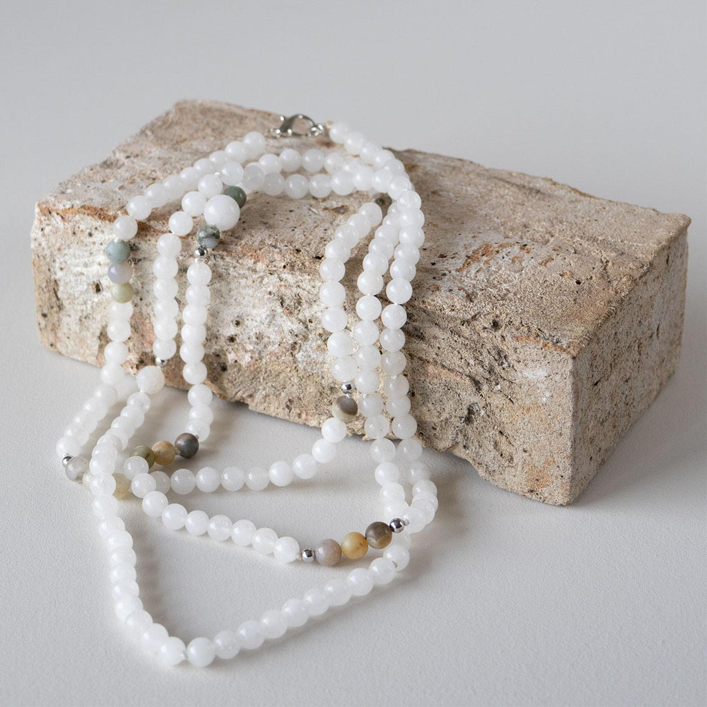 Halskjede med halvedelstener - Hvit agat