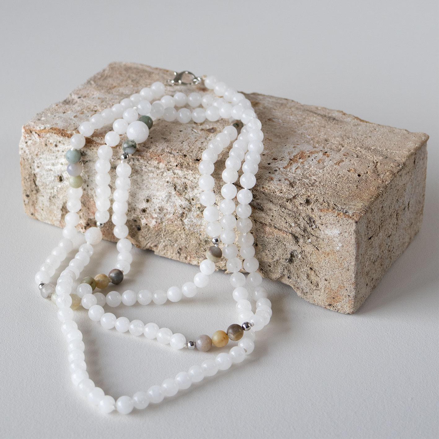 Halskjede med halvedelstener - Hvit agat