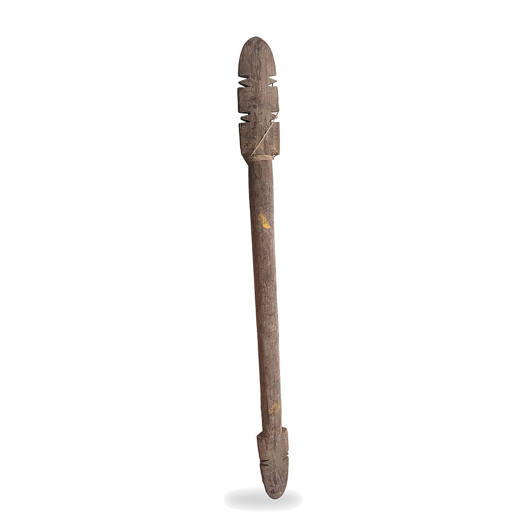 Vintage utskåret Tuareg teltplugg fra Mali på hvit bakgrunn, med hakkemønster øverst, hyssingvikling og utskåret fot