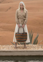 Modell med stripet sisalveske fra Kenya, linskjorte