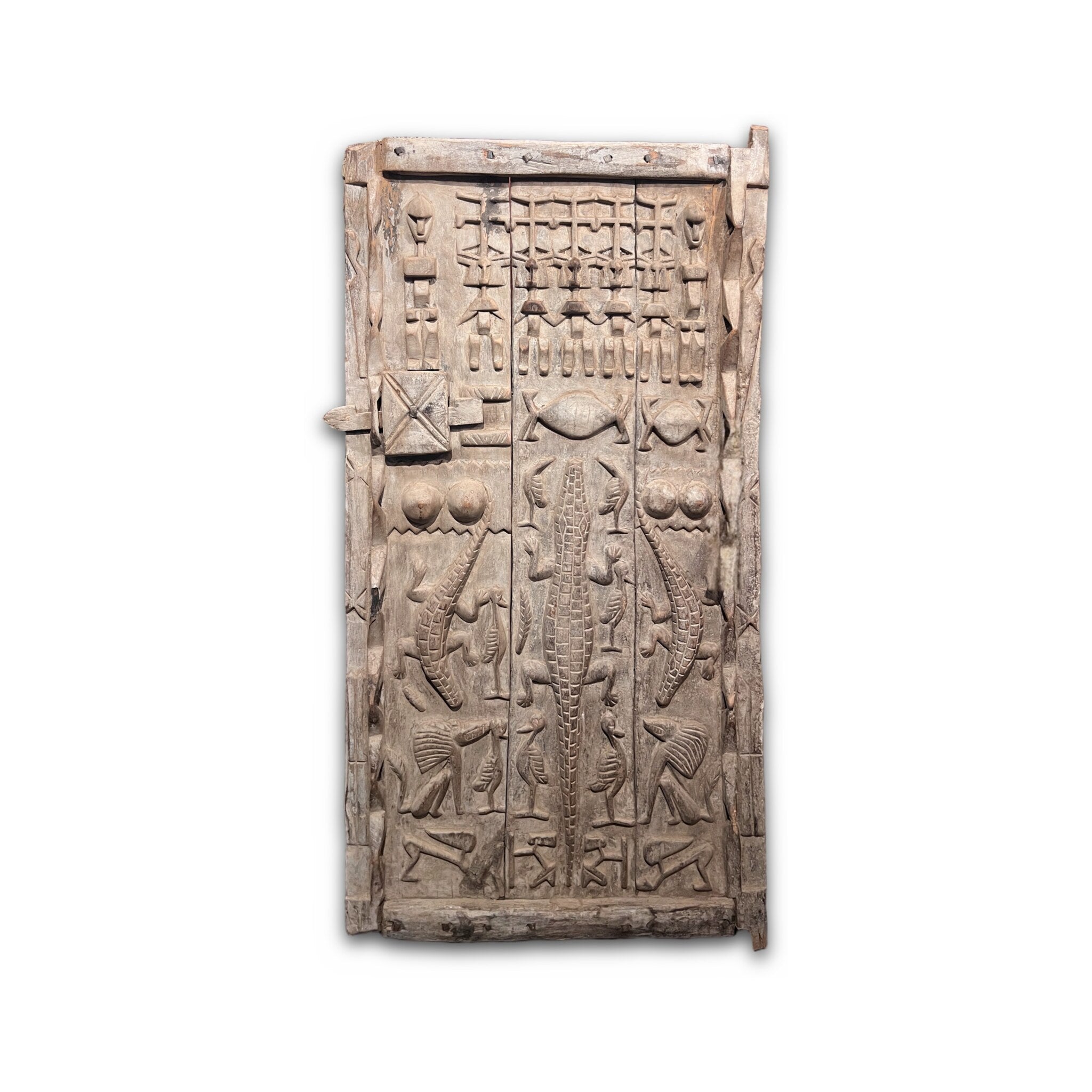 Vintage kornlagringsdør fra Dogon-folket i Mali, ca 120 cm, med utskårne figurer, krokodiller og geometriske bånd, på hvit bakgrunn
