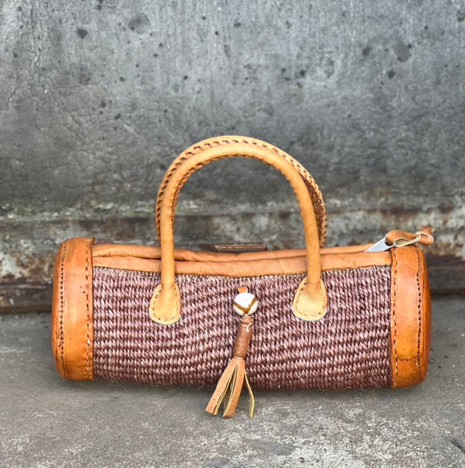 Sylinderveske håndlaget sisal og skinn fra Kenya