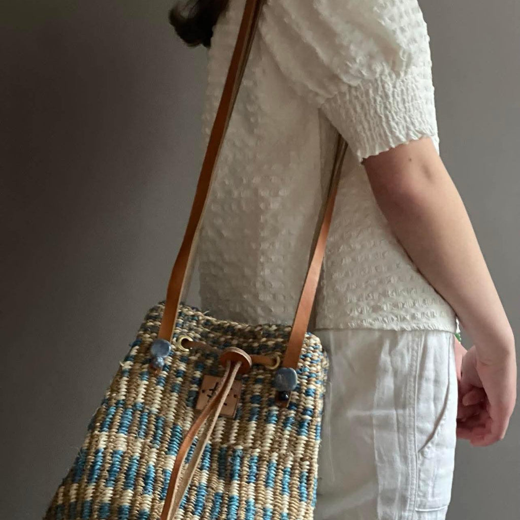 Eksklusiv skulderveske i håndlaget i sisal fra Kenya