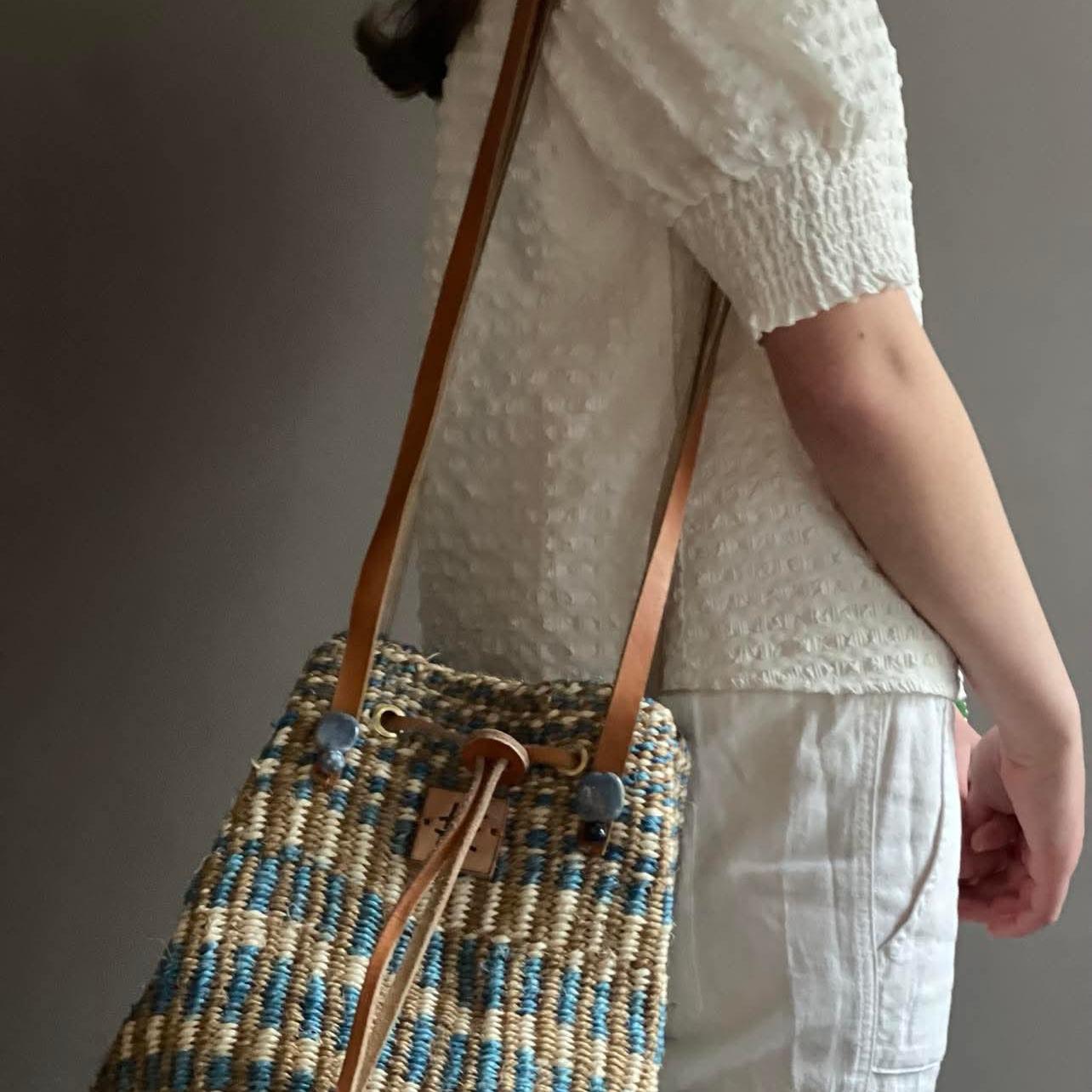 Eksklusiv skulderveske i håndlaget i sisal fra Kenya