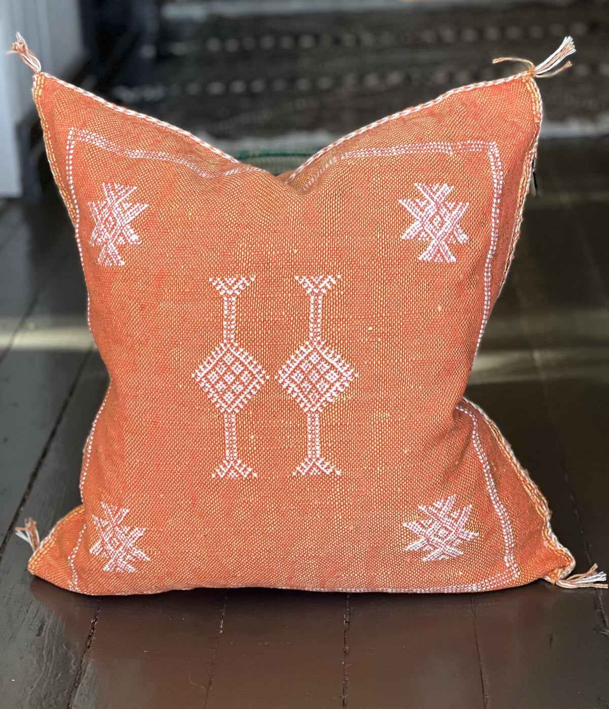Agavesilke putetrekk i varm oransje terrakotta med lyse broderier, ca. 50x50 cm, ekte foto