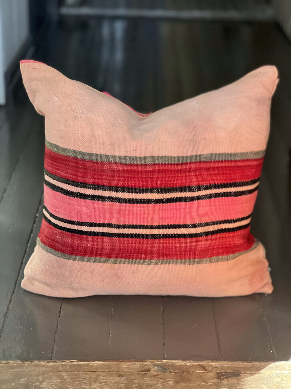 Ekstra stor kelimpute i rosa med striper i karmosinrød, sort og grått, ca. 55x55 cm, ekte foto