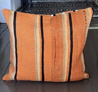 Kelimpute i varm orange terrakotta med striper i sort, beige og lysegrønt, ca. 50x50 cm, ekte foto