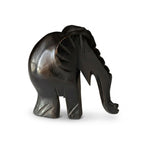 Elefant, skulptur utskåret i ibenholt fra Senegal, sett fra siden på hvit bakgrunn