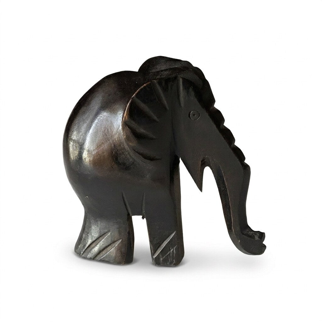 Elefant, skulptur utskåret i ibenholt fra Senegal, sett fra siden på hvit bakgrunn