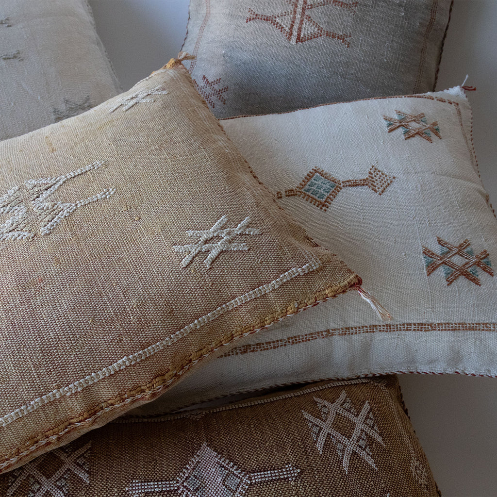 Marokkansk putetrekk i agavesilke 50x50, kalkhvitt med broderi